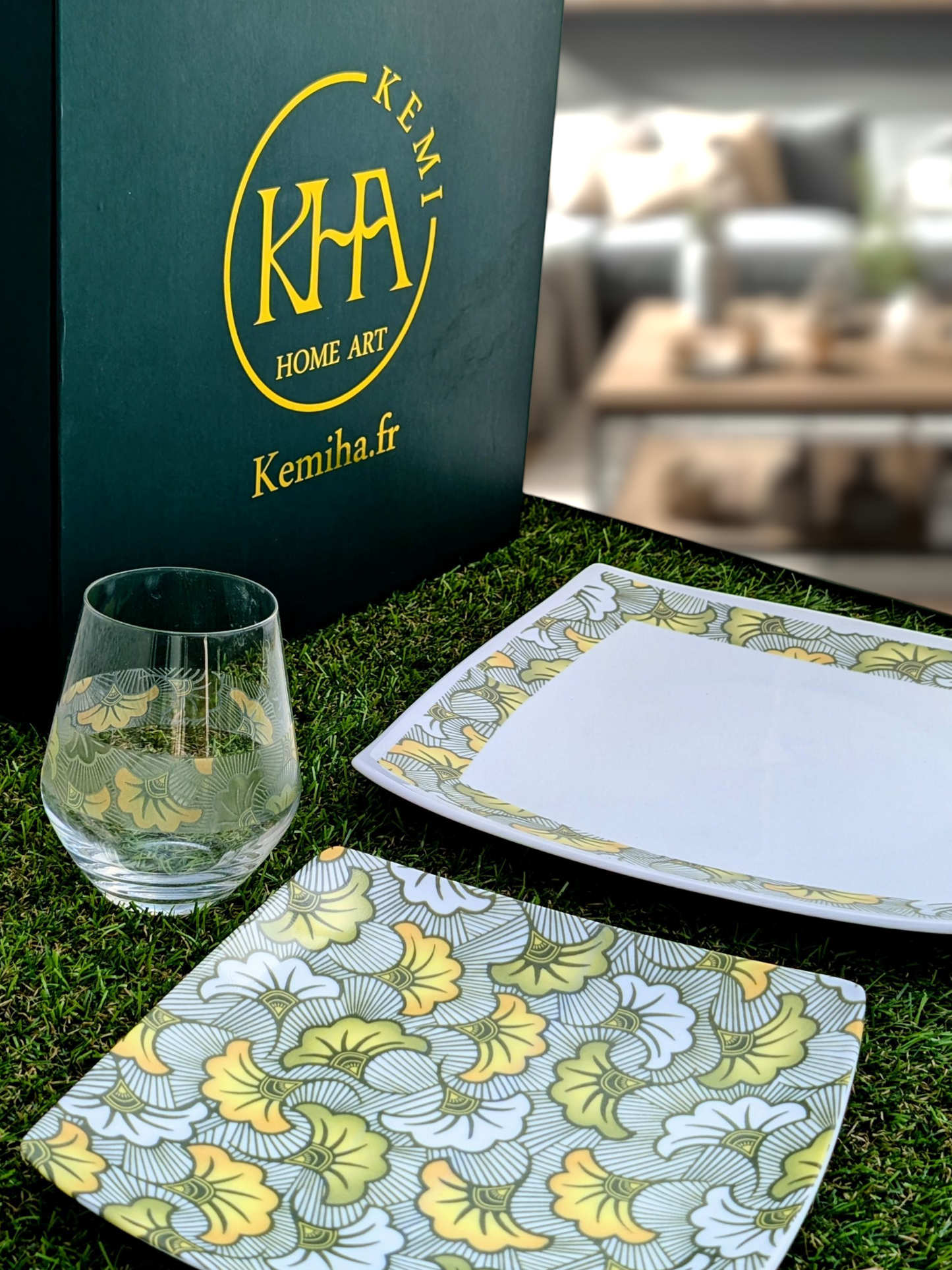 Coffret d'assiettes en porcelaine fine Française fabriquées à la demande avec motif anneau combiné WAX d'afrique "Fleurs de Mariage" vertes dans coffrets de 12