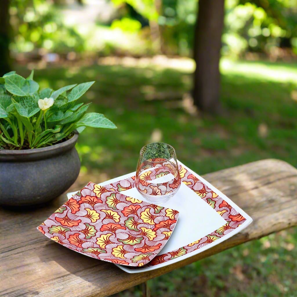 Coffret d'assiettes en porcelaine fine Française fabriquées à la demande avec motif anneau combiné WAX d'afrique "Fleurs de Mariage" rouges dans coffrets de 12