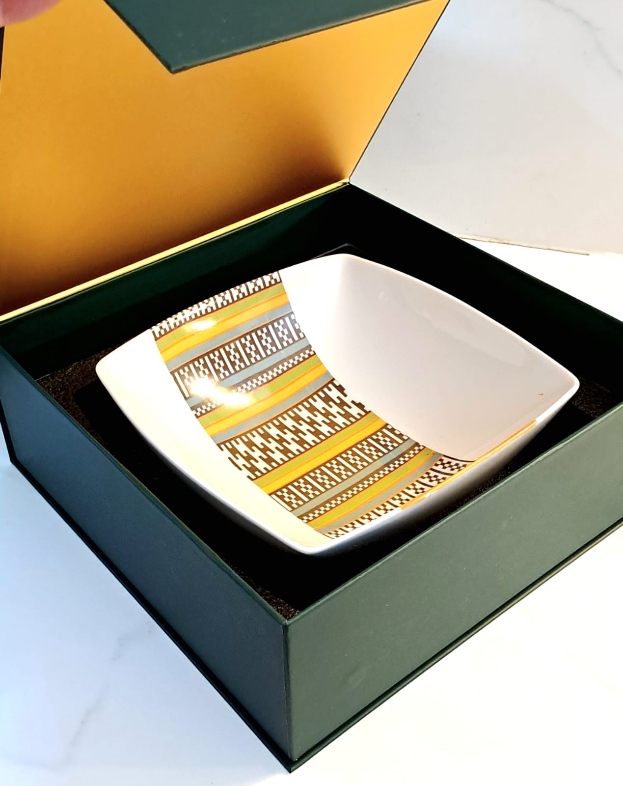 Saladier en porcelaine fine Française fabriquées à la demande motif bande Ethnique d'Afrique "Kanta" du Niger dans coffret