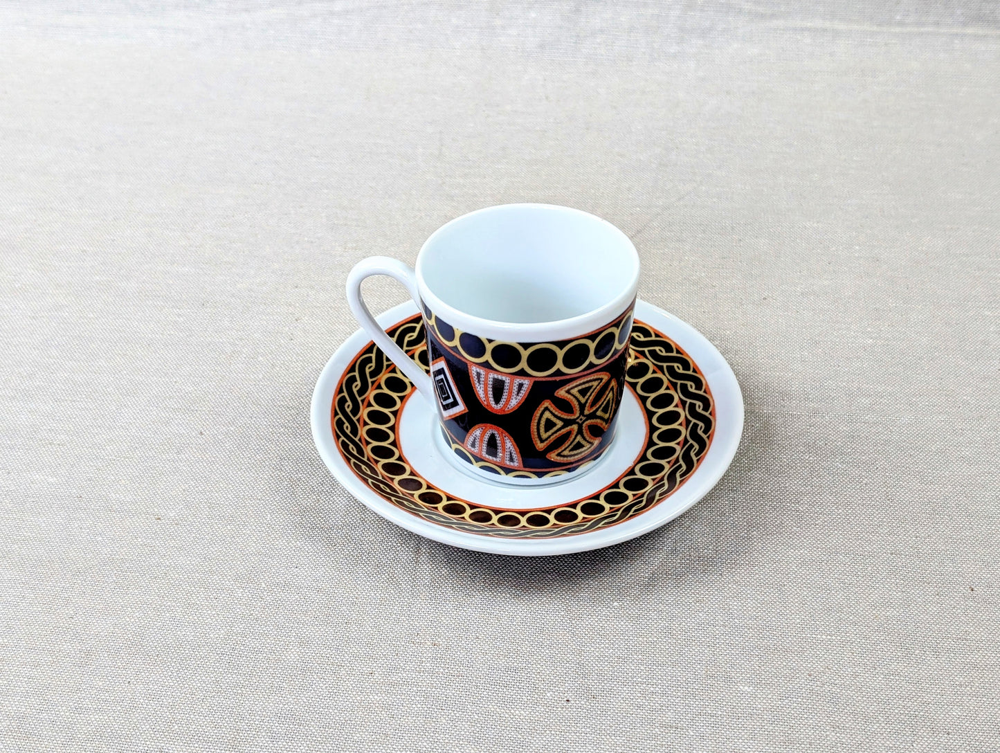 Tasse à Café en porcelaine fine Française fabriquée à la demande avec soucoupe motif anneau africain "Ndop Bamoun" du Cameroun