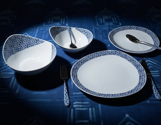 Coffret d'assiettes ovales en porcelaine fine Française fabriquées à la demande avec motif anneaux "indigo petits motifs du soleil" (6 assiettes)
