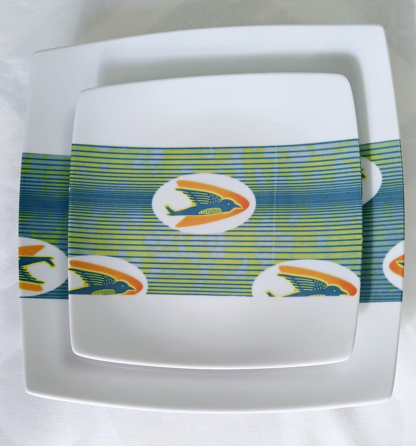 Coffret d'assiettes carrées en porcelaine fine Française fabriquées à la demande avec  motif bande WAX d'afrique "Hirondelles" dans coffret de 12