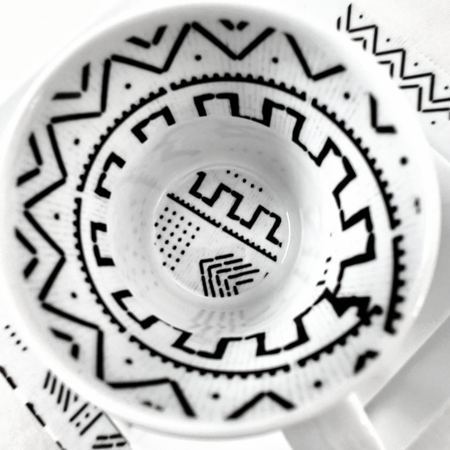 Coffret d'assiettes carrées en porcelaine fine Française fabriquées à la demande avec motif bande ethnique d'Afrique "#kente ou Kita" 2 du Ghana et Togo, présenté dans un coffret de 6 assiettes.