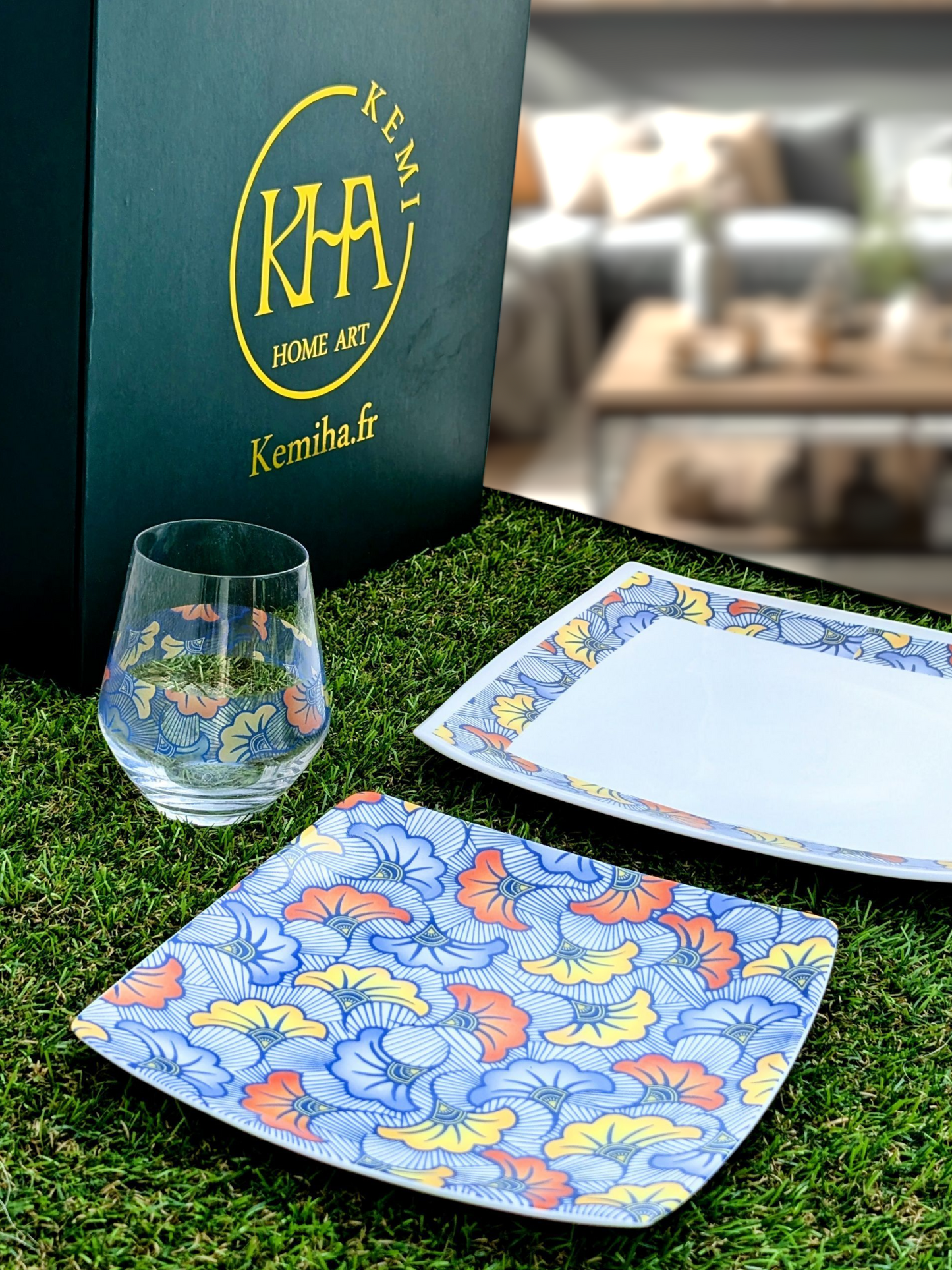 Coffret d'assiettes en porcelaine fine Française fabriquées à la demande avec motif anneau combiné WAX d'afrique "Fleurs de Mariage" bleu dans coffrets de 12