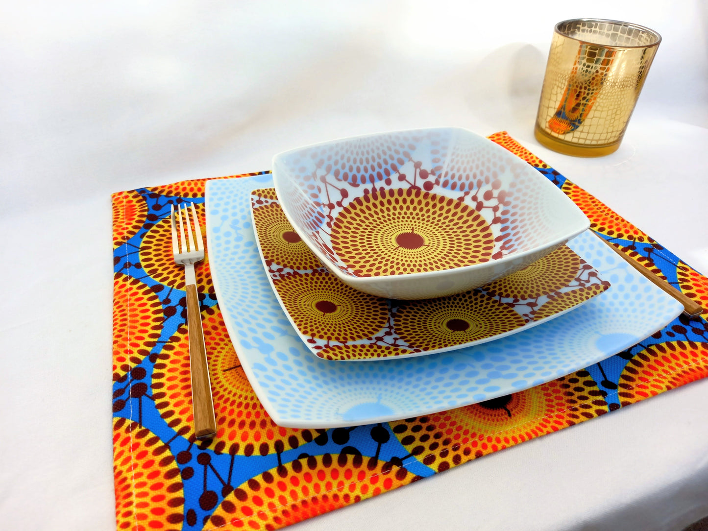 Coffret d'assiettes en porcelaine Française fabriquées à la demande avec  carrées motif plein wax d'Afrique Gammaphone dans coffret de 6