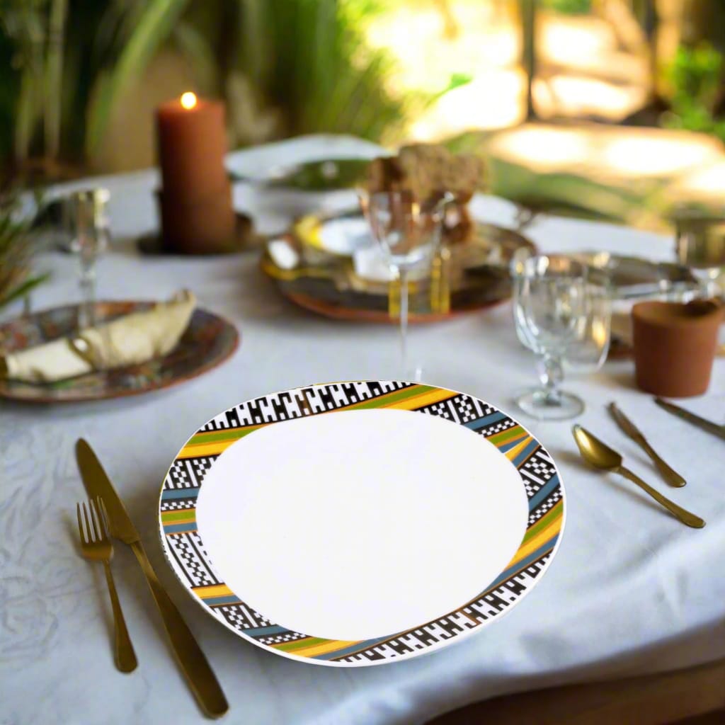 Coffret d'assiettes ovales en porcelaine fine Française fabriquées à la demande avec motif anneau tribal "tera tera", "kounta" "Kanta" dans coffret de 6 assiettes
