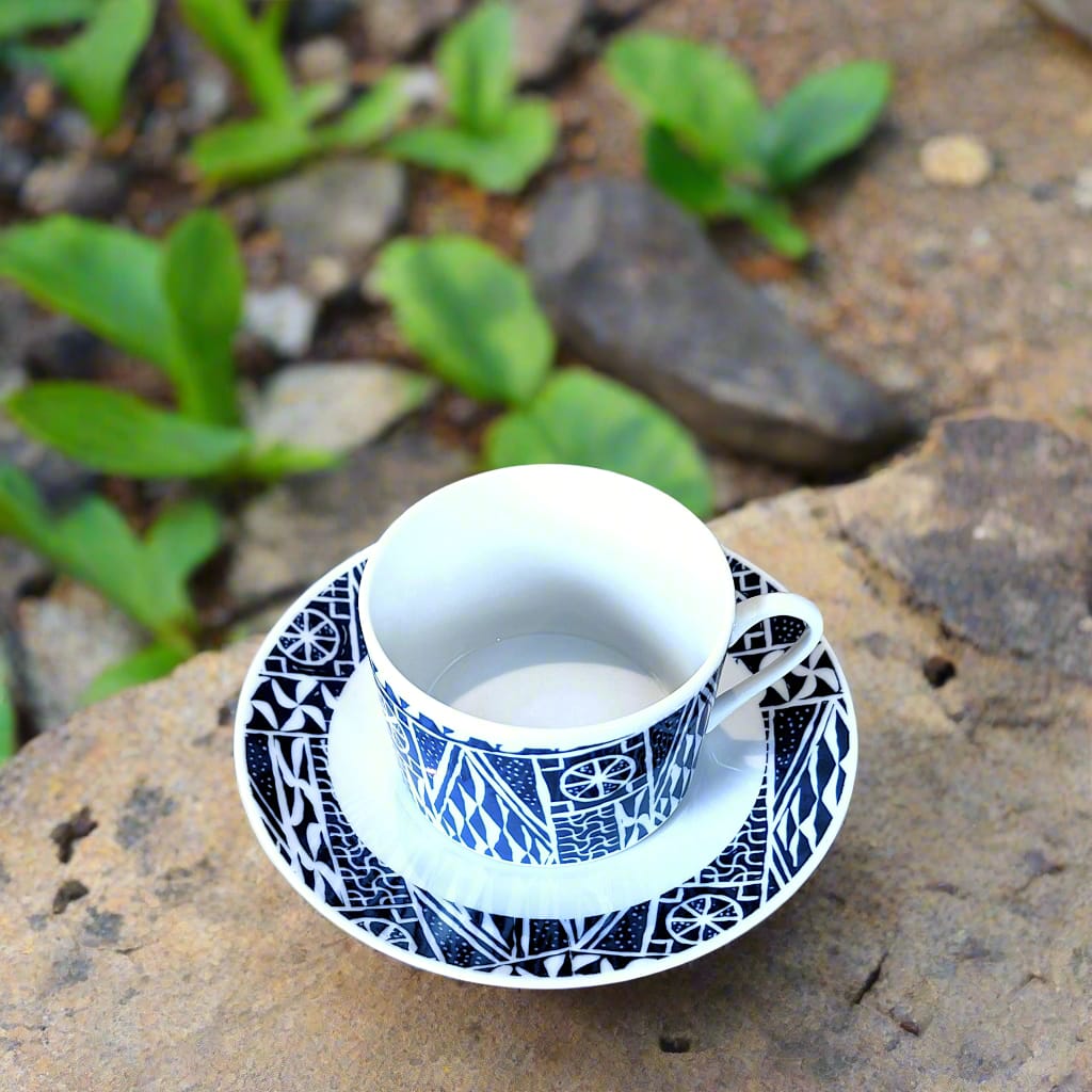 Tasse à Thé avec soucoupe en porcelaine fine Française fabriquée à la demande motif plein "Ndop" bleu du Cameroun