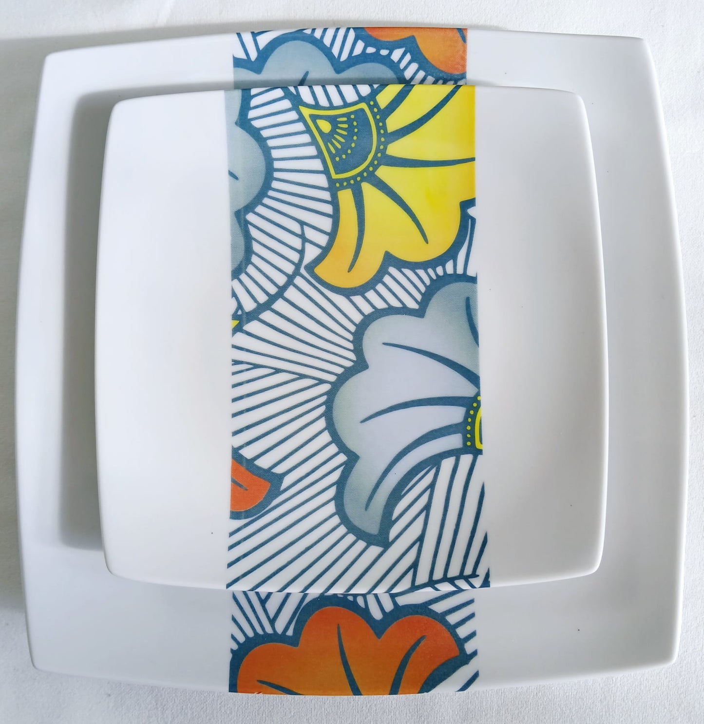 Coffret d'assiettes en porcelaine fine Française fabriquées à la demande avec motif bande WAX d'afrique "Grandes Fleurs de Mariage" dans coffret de 12