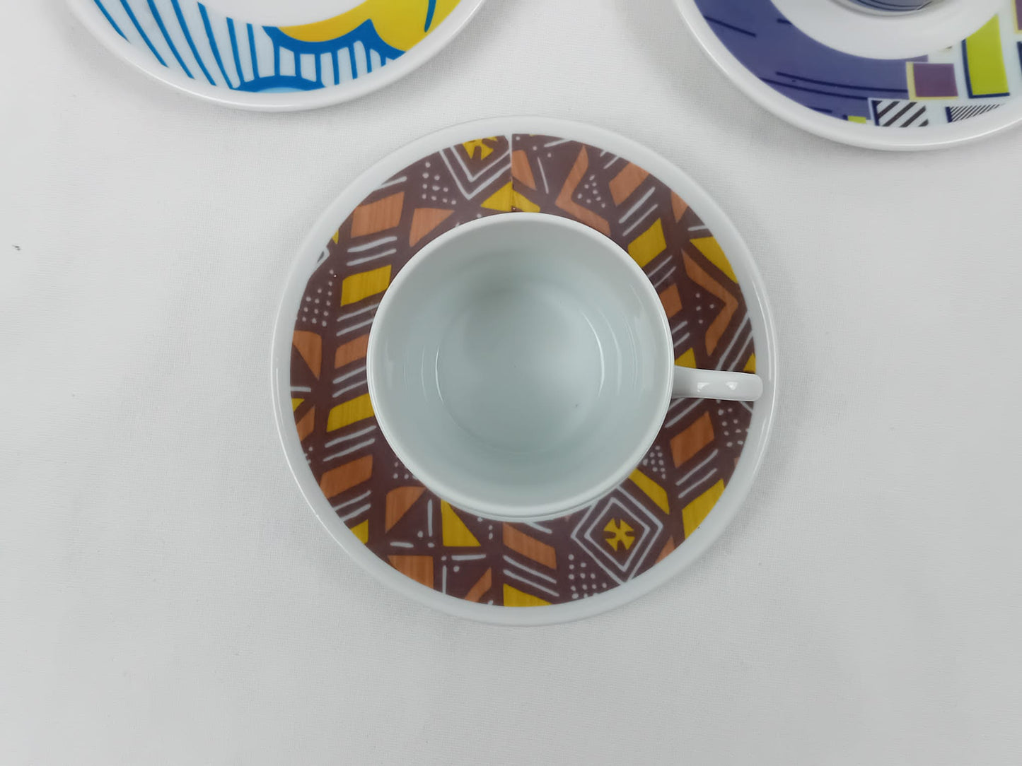 Tasse à Café avec soucoupe en porcelaine fine Française fabriquée à la demande motif Ethnique d'Afrique "Bogolan"