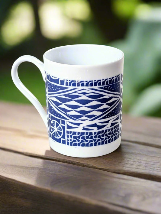 Mug en porcelaine fine Française fabriqué à la demande, motif d'Afrique, camerounais extérieur bleu "Ndop"