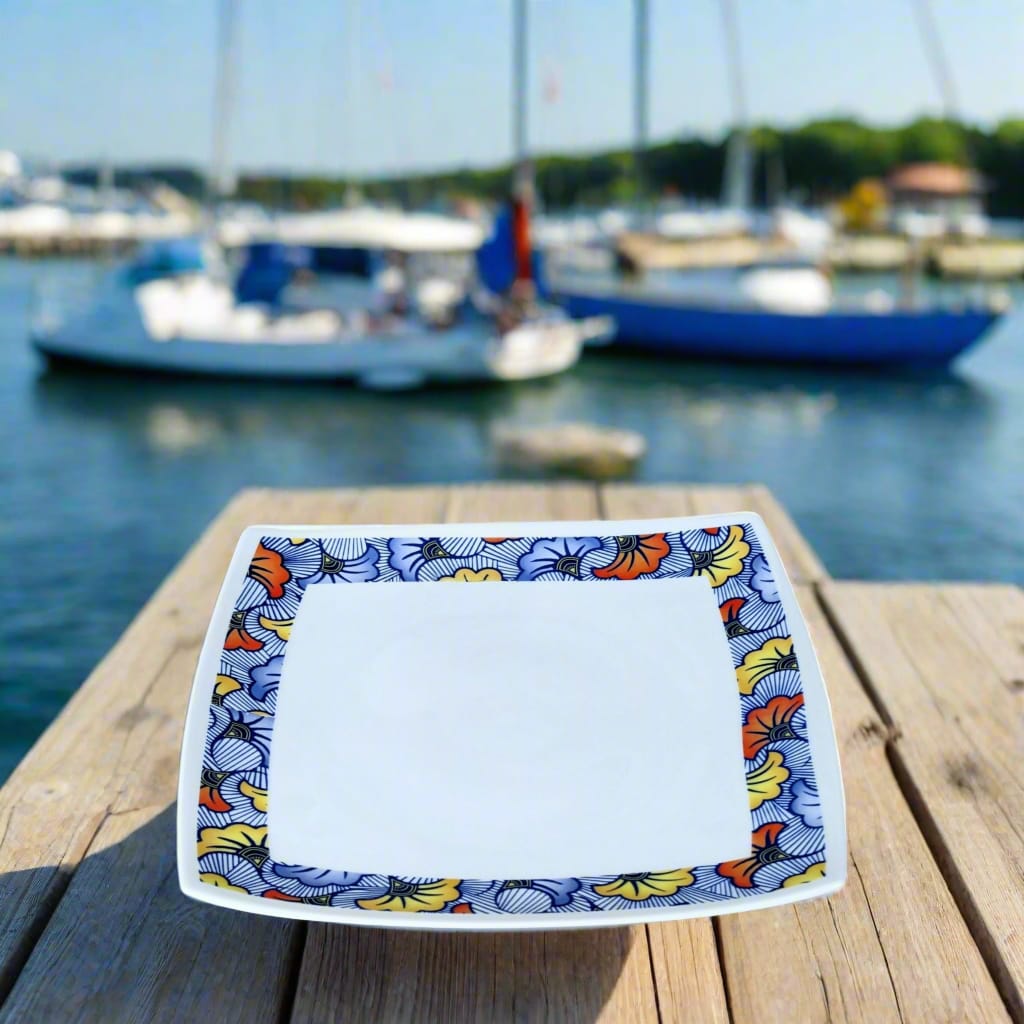 Coffret d'assiettes en porcelaine fine Française fabriquées à la demande avec motif anneau combiné WAX d'afrique "Fleurs de Mariage" bleu dans coffrets de 12