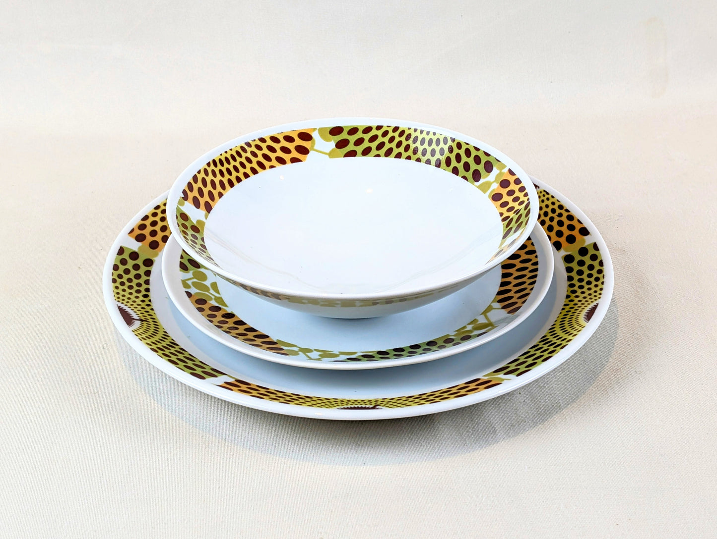 Coffret d'assiettes en porcelaine Française fabriquées à la demande avec motif anneaux fins "Gammaphone" dans coffret (6 pièces)