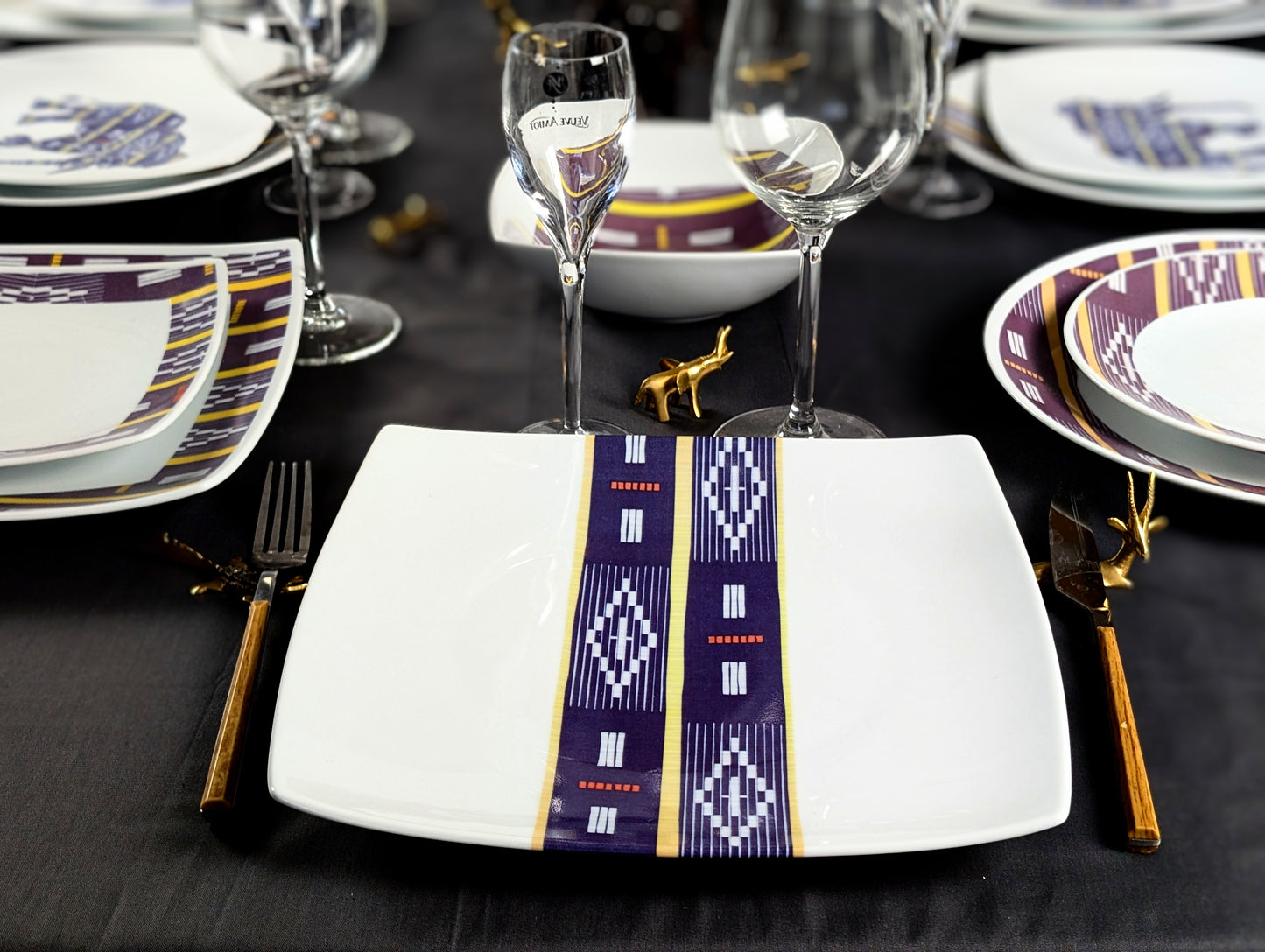 Coffret d'assiettes carrées en porcelaine fine Française fabriquées à la demande avec motif bande Éléphant Ethnique d'Afrique "Baoulé" de Côte d'Ivoire dans coffret de 12 assiettes