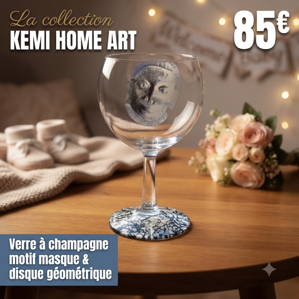Verre à champagne avec motif masque du Bénin et disque sous pied au motif géométrique noir