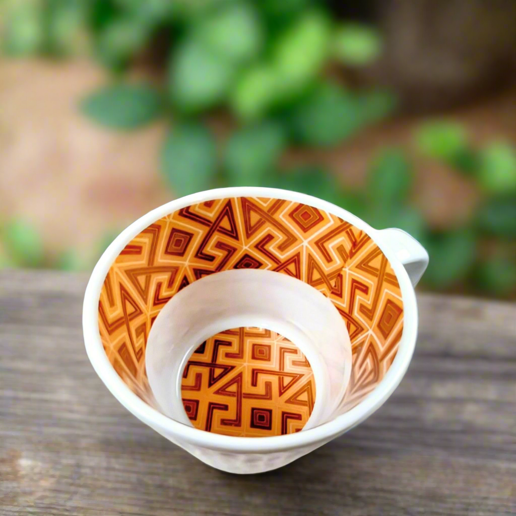 Intérieur de tasse au motif Ntshak, labyrinthes géométriques ocre et brun du velours Kuba