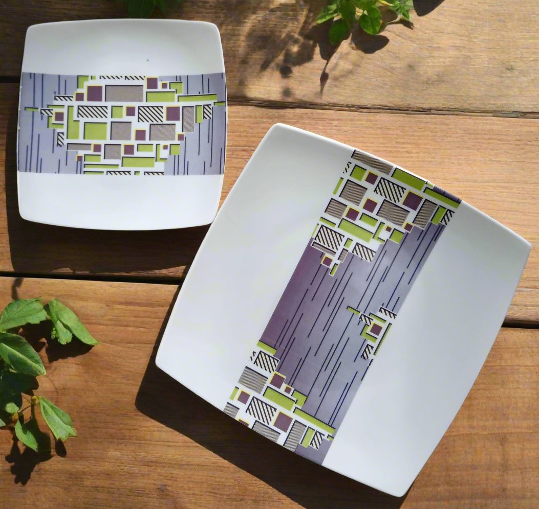Assiettes carrées au motif wax Milliardaire, rectangles empilés violets et vert anis sur fond strié