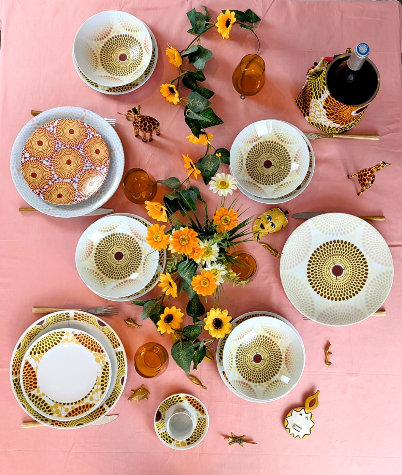 Table richement dressée avec des assiettes aux motifs gammaphone de KEMI HOME ART