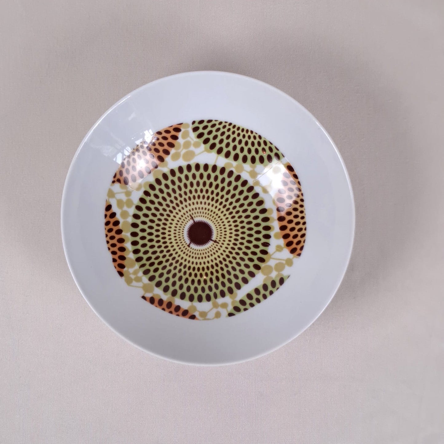 Coffret d'assiettes en porcelaine Française fabriquées à la demande avec motif anneaux larges wax d'Afrique Gammaphone dans coffret