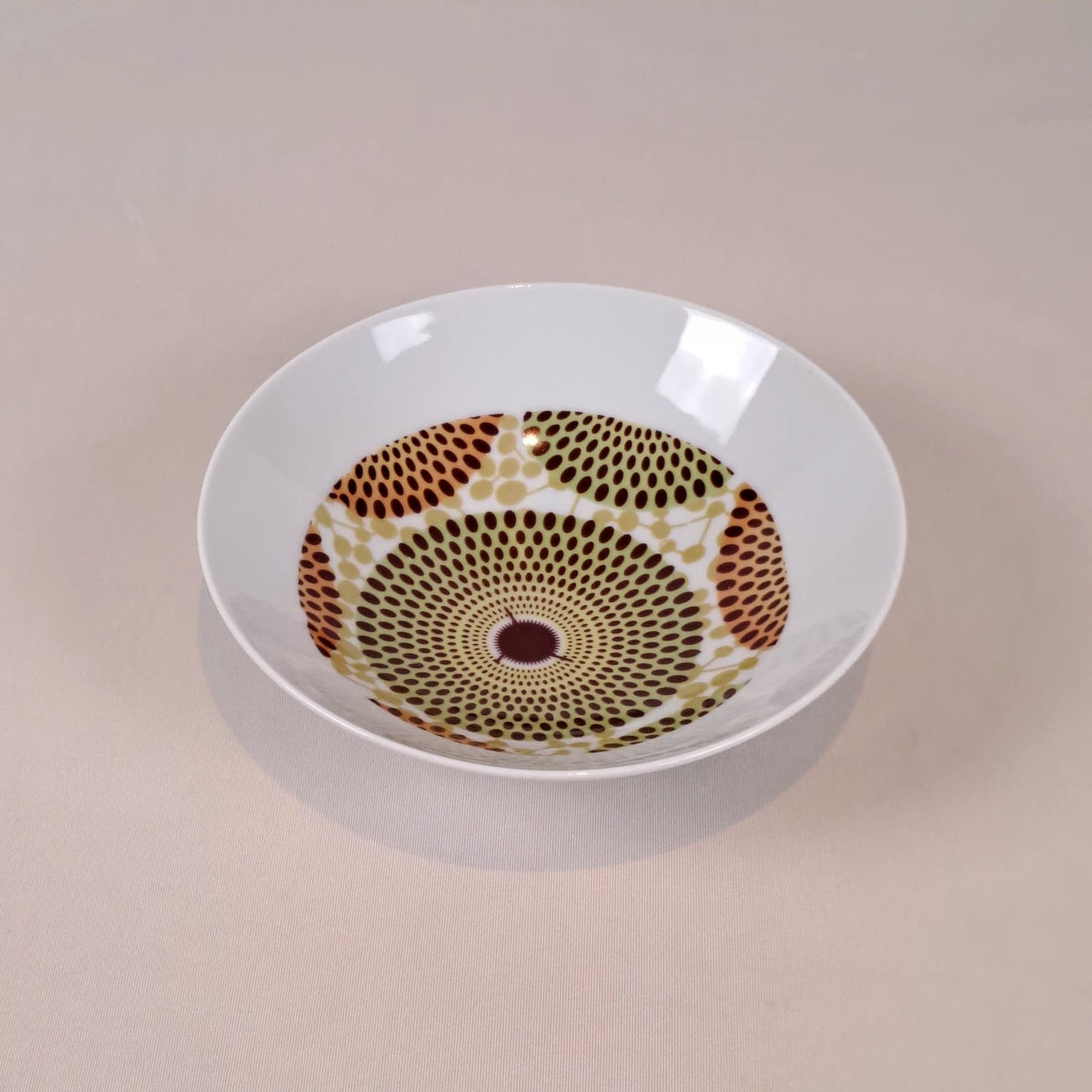 Coffret d'assiettes en porcelaine Française fabriquées à la demande avec motif anneaux larges wax d'Afrique Gammaphone dans coffret