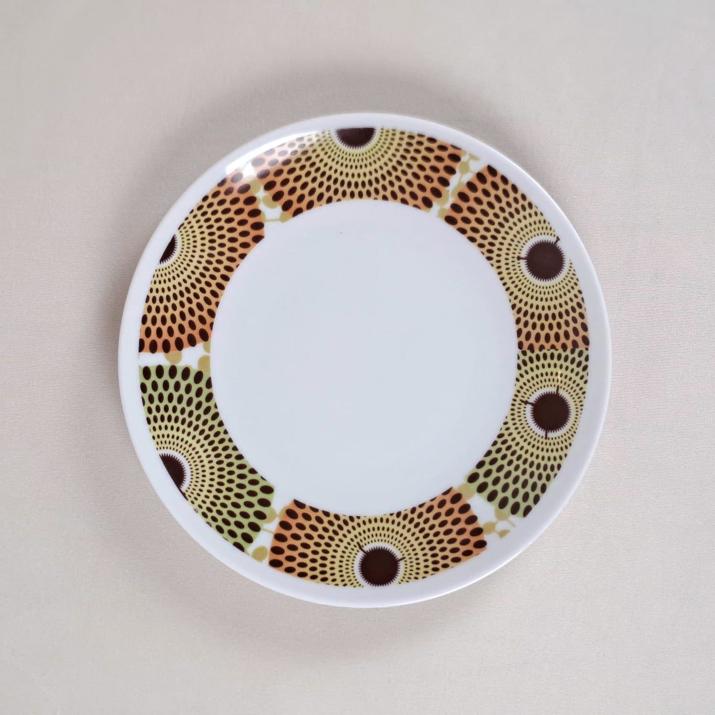 Coffret d'assiettes en porcelaine Française fabriquées à la demande avec motif anneaux larges wax d'Afrique Gammaphone dans coffret