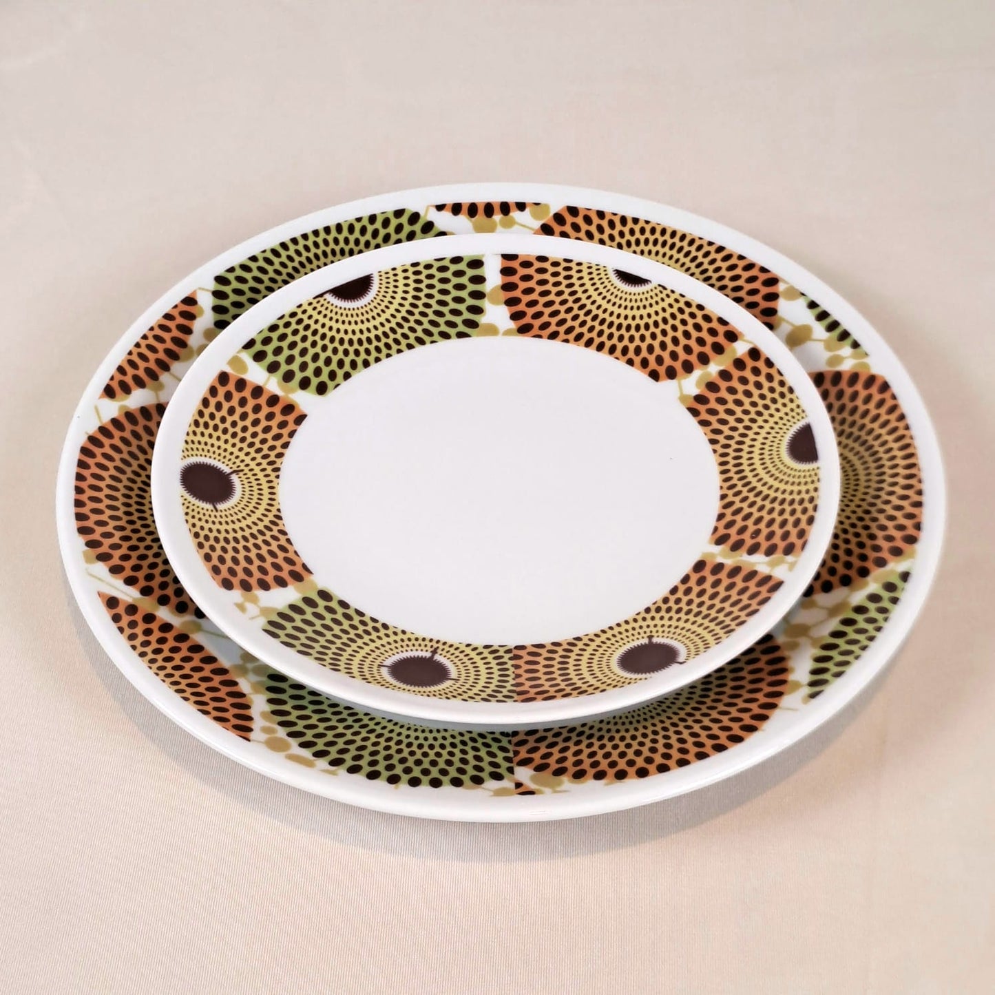 Coffret d'assiettes en porcelaine Française fabriquées à la demande avec motif anneaux larges wax d'Afrique Gammaphone dans coffret