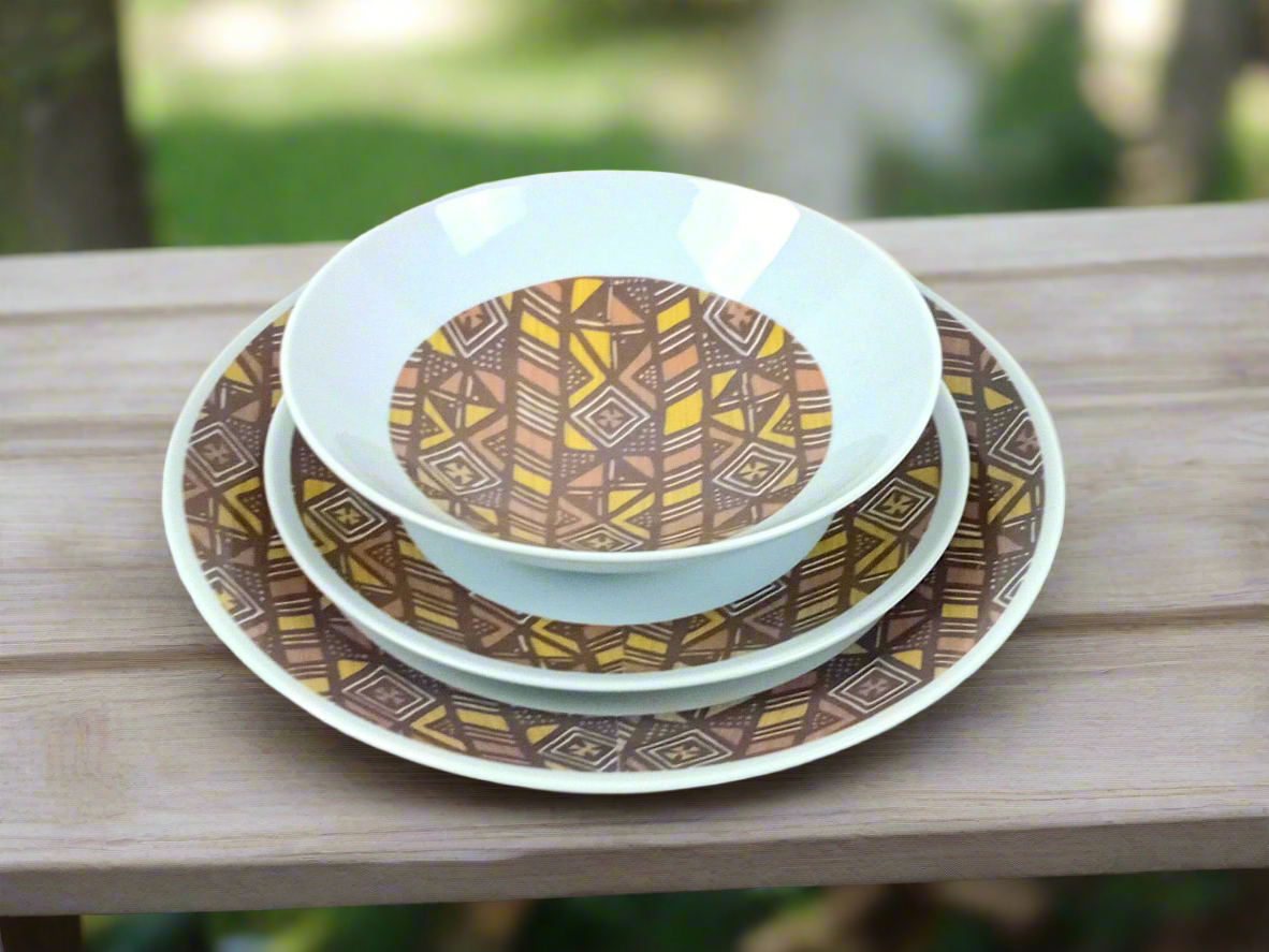 Coffret d'assiettes rondes en porcelaine fine Française fabriquées à la demande avec  motif anneaux larges Ethnique d'Afrique "Bogolan" dans coffret de 6