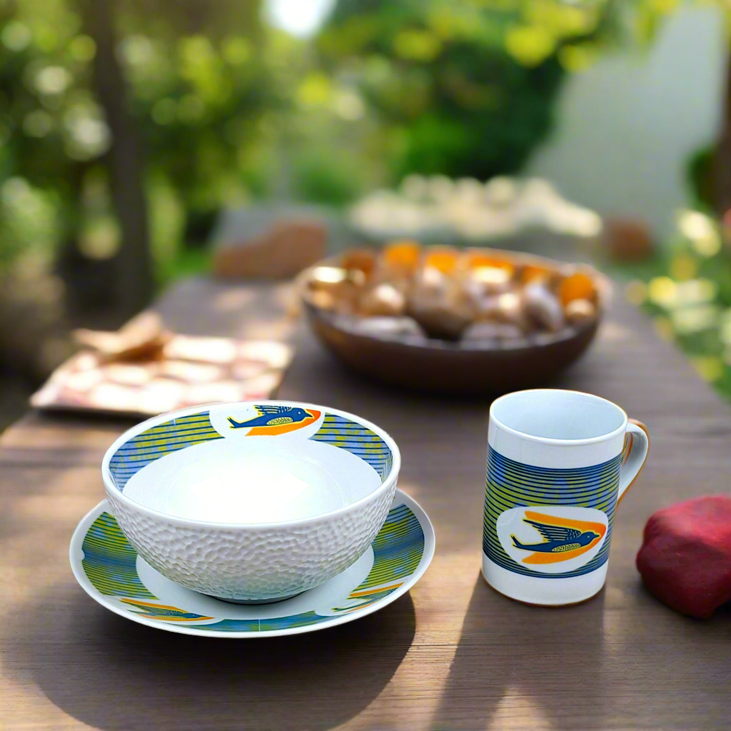 Coffret petit déjeuner en porcelaine fine française, orné d’un  motif anneau WAX "hirondelles"  composé d'une petite assiette, d'un grand bol et d'un MUG, présentés dans une boîte prestige.