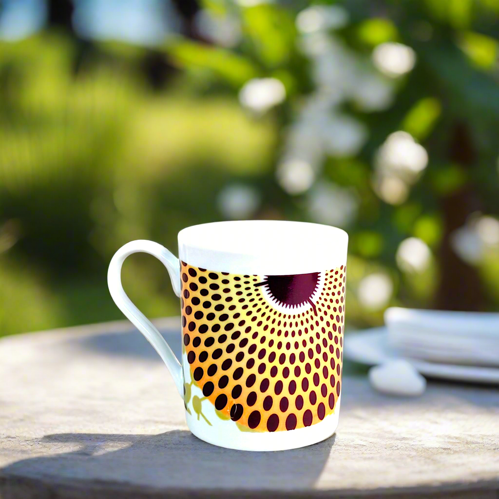 Coffret petit déjeuner en porcelaine fine française, orné d’un motif WAX "Gamma phone", composé d'une petite assiette, d'un grand bol et d'un MUG, présentés dans une boîte prestige.