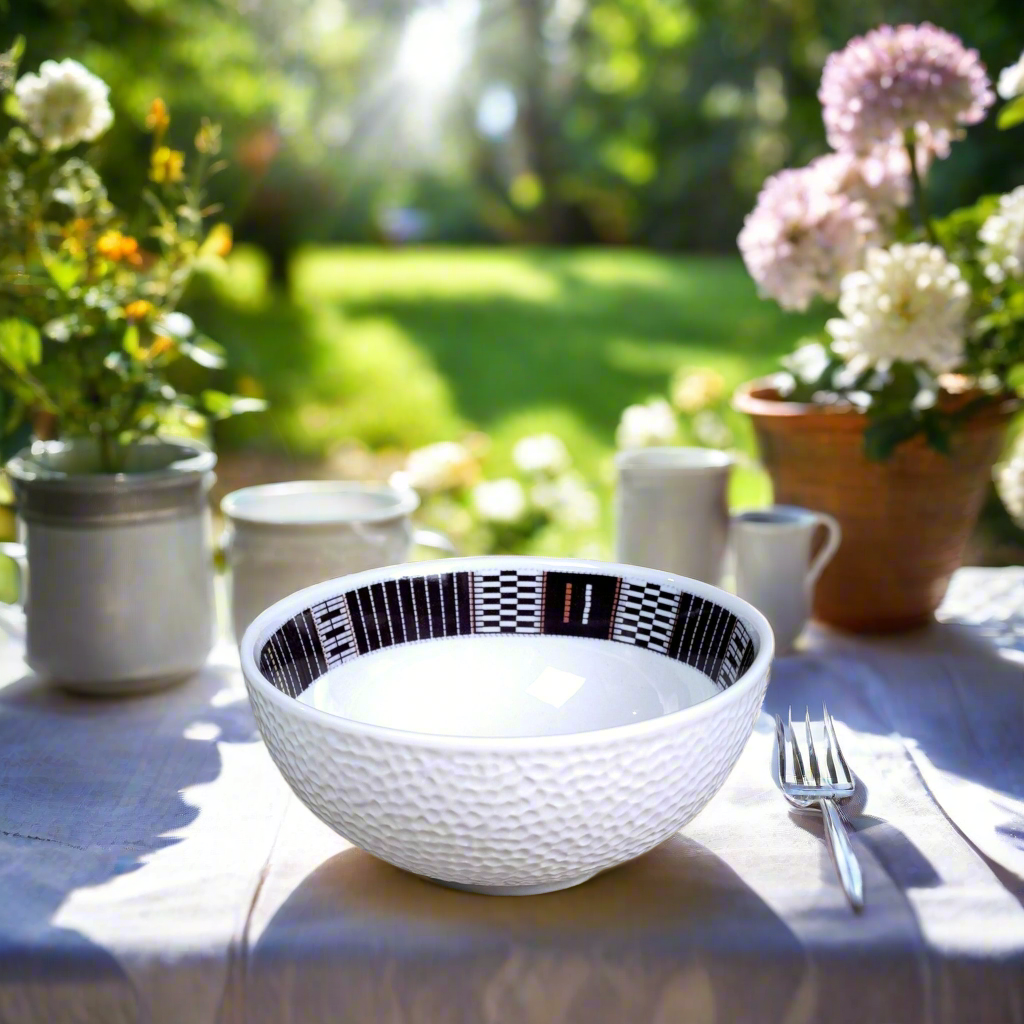 Coffret petit déjeuner en porcelaine fine française, orné d’un motif ethnique "Sénoufo" de Côte d'Ivoire, composé de 3 pièces parmi une petite assiette, d'un bol, une tasse à café et d'un MUG, présentés dans une boîte prestige.