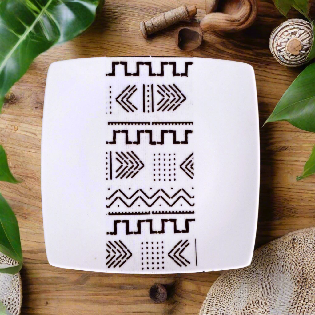 Coffret d'assiettes carrées en porcelaine fine Française fabriquées à la demande avec motif bande ethnique d'Afrique "#kente ou Kita" 2 du Ghana et Togo, présenté dans un coffret de 6 assiettes.