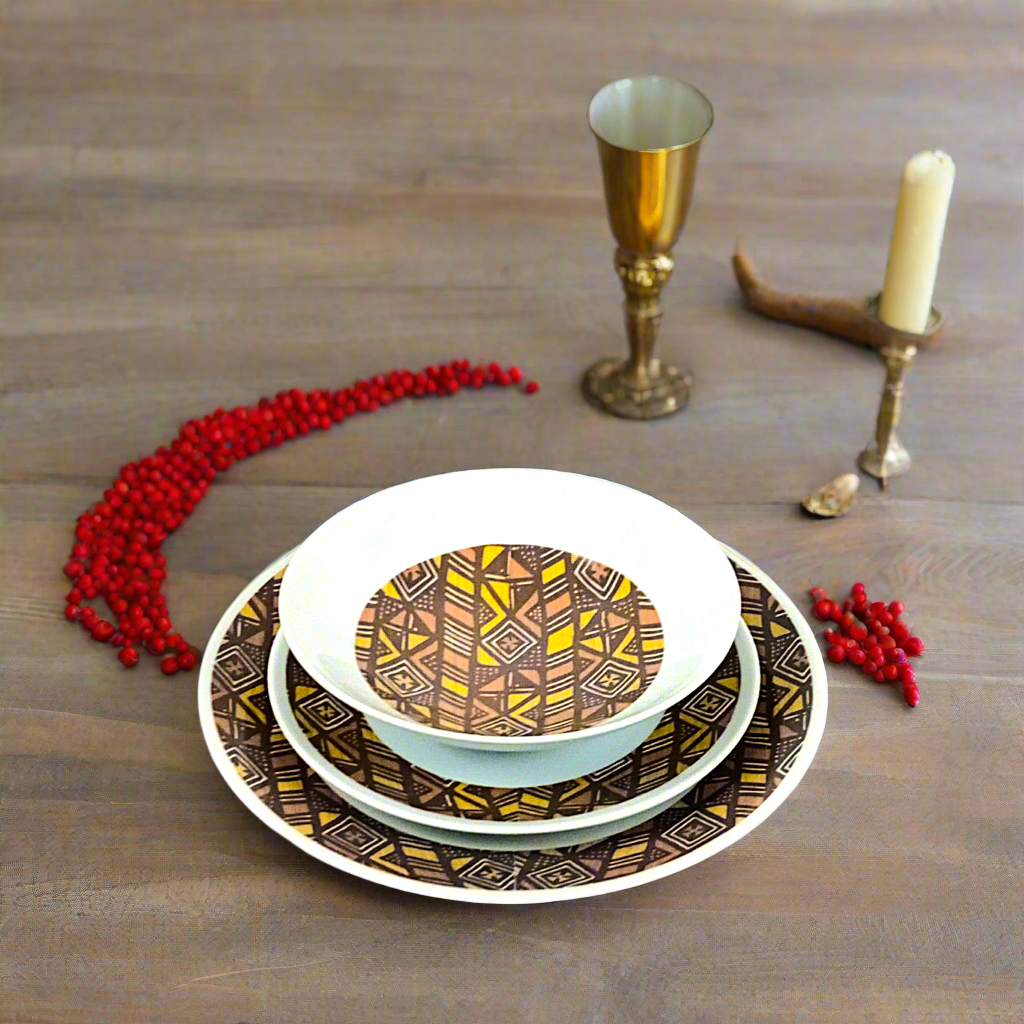 Coffret d'assiettes rondes en porcelaine fine Française fabriquées à la demande avec  motif anneaux larges Ethnique d'Afrique "Bogolan" dans coffret de 6