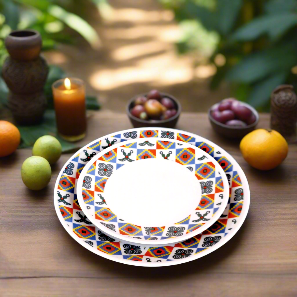 Coffret d'assiettes rondes en porcelaine fine Française fabriquées à la demande avec motif anneaux larges traditions d'afrique "Adinkra" du Ghana et de Côtes d'Ivoire dans coffret de 6 assiettes.