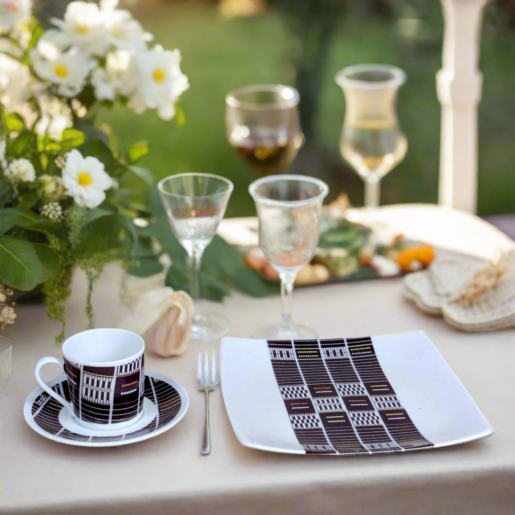 Coffret petit déjeuner en porcelaine fine française, orné d’un motif ethnique "Sénoufo" de Côte d'Ivoire, composé de 3 pièces parmi une petite assiette, d'un bol, une tasse à café et d'un MUG, présentés dans une boîte prestige.