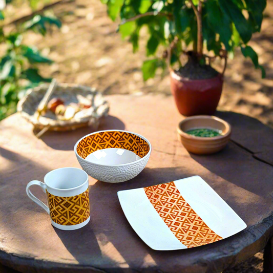 Coffret petit déjeuner en porcelaine fine française, orné d’un  motif bande ethnique d'Afrique "#Ntshak (du peuple Kuba Ethnie shouwa du Congo) composé d'une petite assiette, d'un grand bol et d'un MUG, présentés dans une boîte prestige.