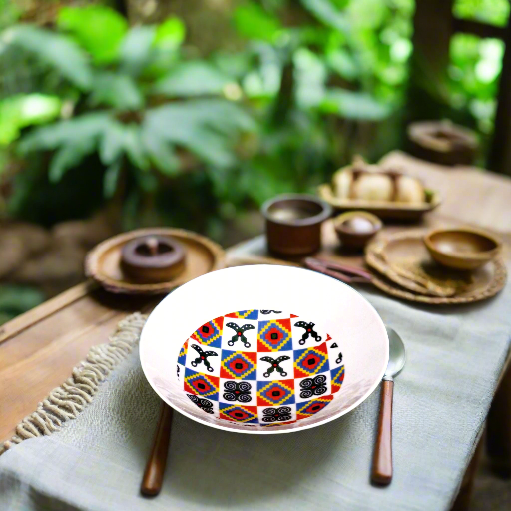 Coffret d'assiettes rondes en porcelaine fine Française fabriquées à la demande avec motif anneaux larges traditions d'afrique "Adinkra" du Ghana et de Côtes d'Ivoire dans coffret de 6 assiettes.