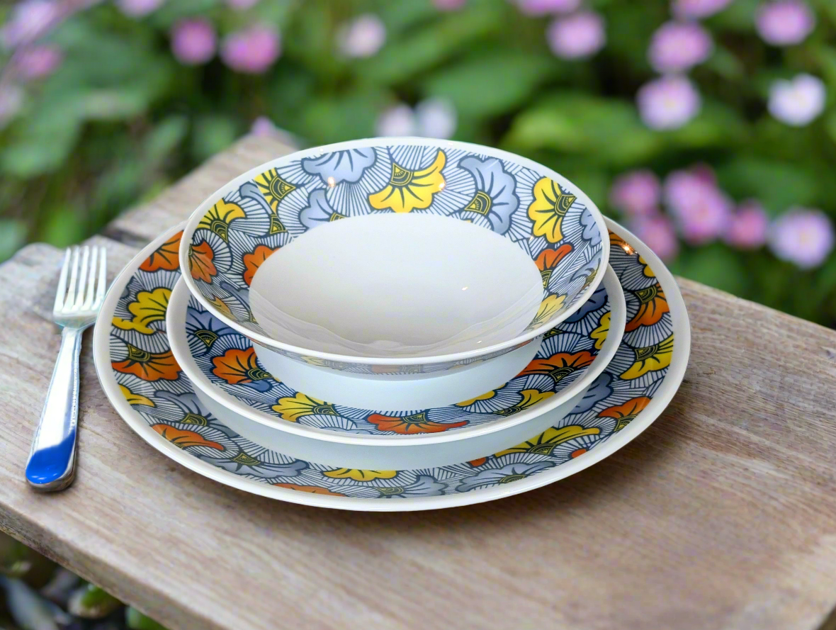 Set of 6 French fine porcelain plates made to order with a large "Wedding Flowers" ring motif