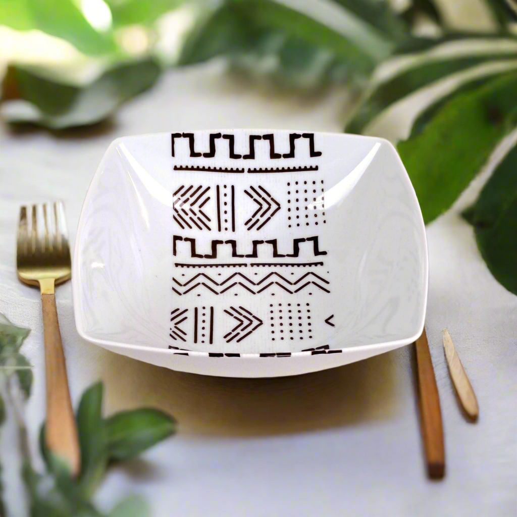Coffret d'assiettes carrées en porcelaine fine Française fabriquées à la demande avec motif bande ethnique d'Afrique "#kente ou Kita" 2 du Ghana et Togo, présenté dans un coffret de 6 assiettes.