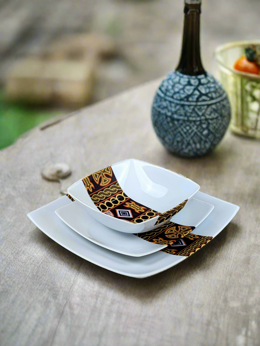 Vue plongeante : bol et assiettes carrées Toghu noir et ocre sur bois patiné, vase bleu ciselé et pots en fond