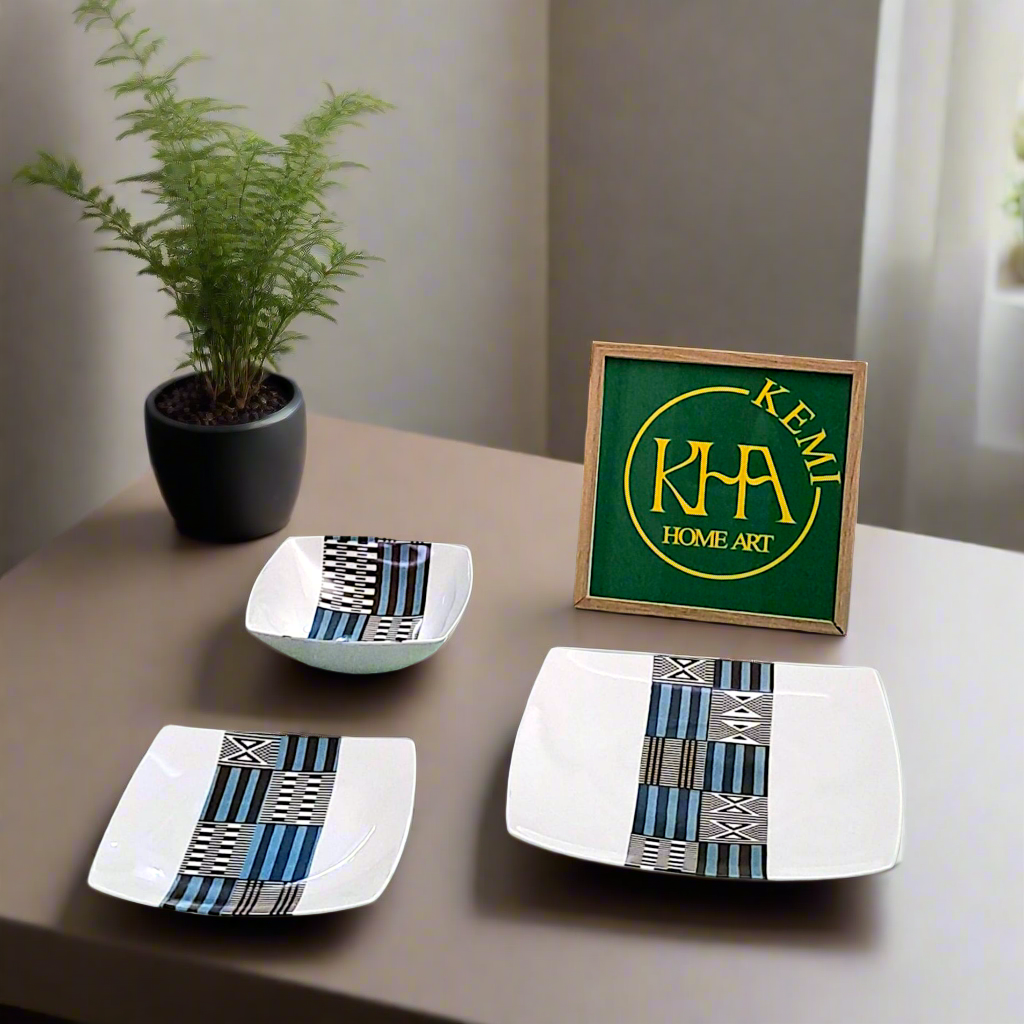 Coffret de 6 pièces carrées avec motif bande ethnique "Kounta" ou "Kanta" bleu du Niger, présenté dans un coffret.
