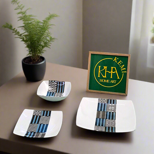 Coffret d'assiettes carrées en porcelaine fine Française fabriquées à la demande avec motif bande ethnique "Kounta" ou "Kanta" bleu du Niger, présenté dans un coffret de 6 assiettes