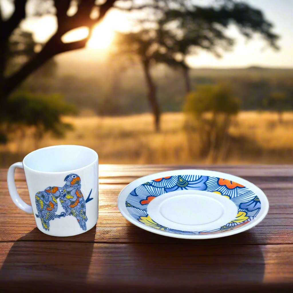 Coffret de 4 tasses à Café avec soucoupes en porcelaine fine Française motif plein wax d'Afrique motifs animaux antilope, gorille, inséparable, guépard
