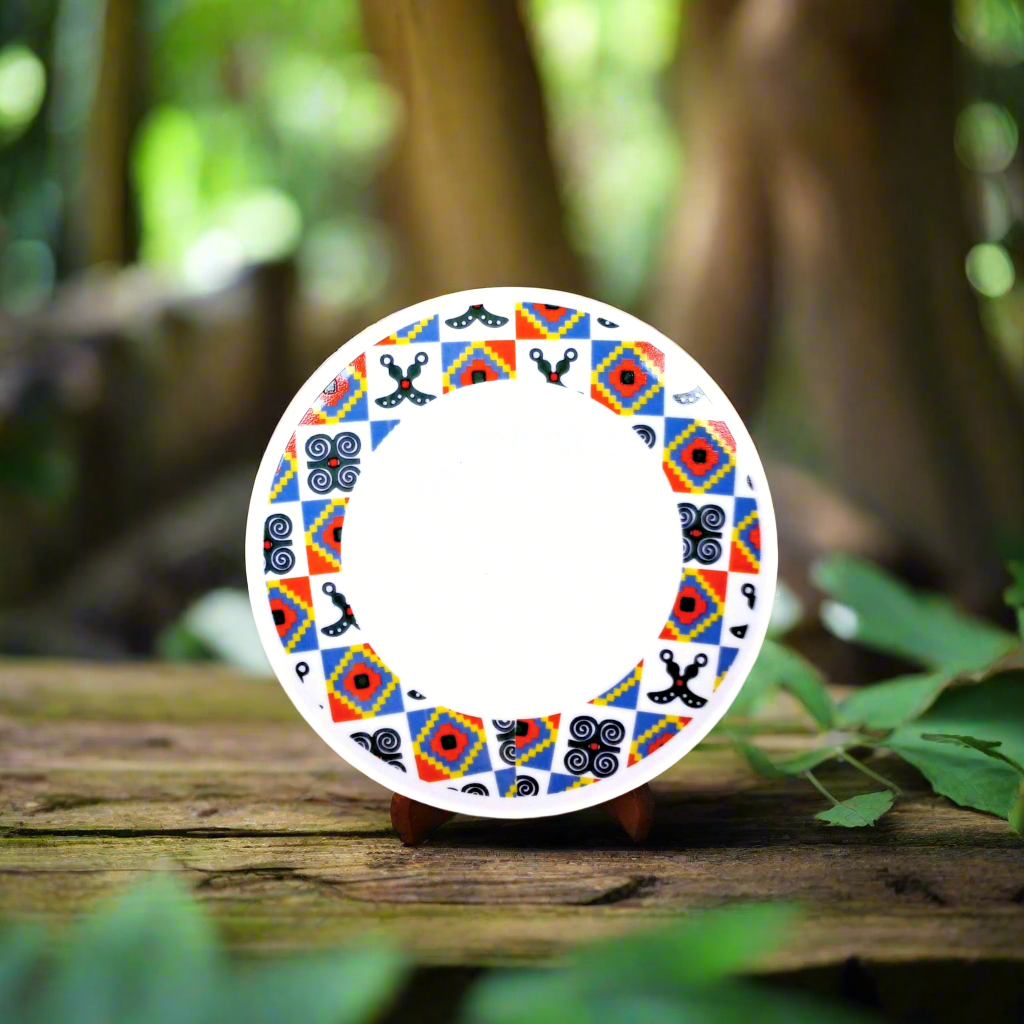 Coffret d'assiettes rondes en porcelaine fine Française fabriquées à la demande avec motif anneaux larges traditions d'afrique "Adinkra" du Ghana et de Côtes d'Ivoire dans coffret de 6 assiettes.