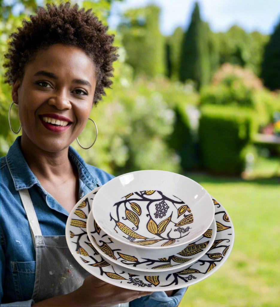Coffret d'assiettes rondes en porcelaine fine Française fabriquées à la demande avec  motif anneaux larges WAX "Makaïva" dans coffret de 6