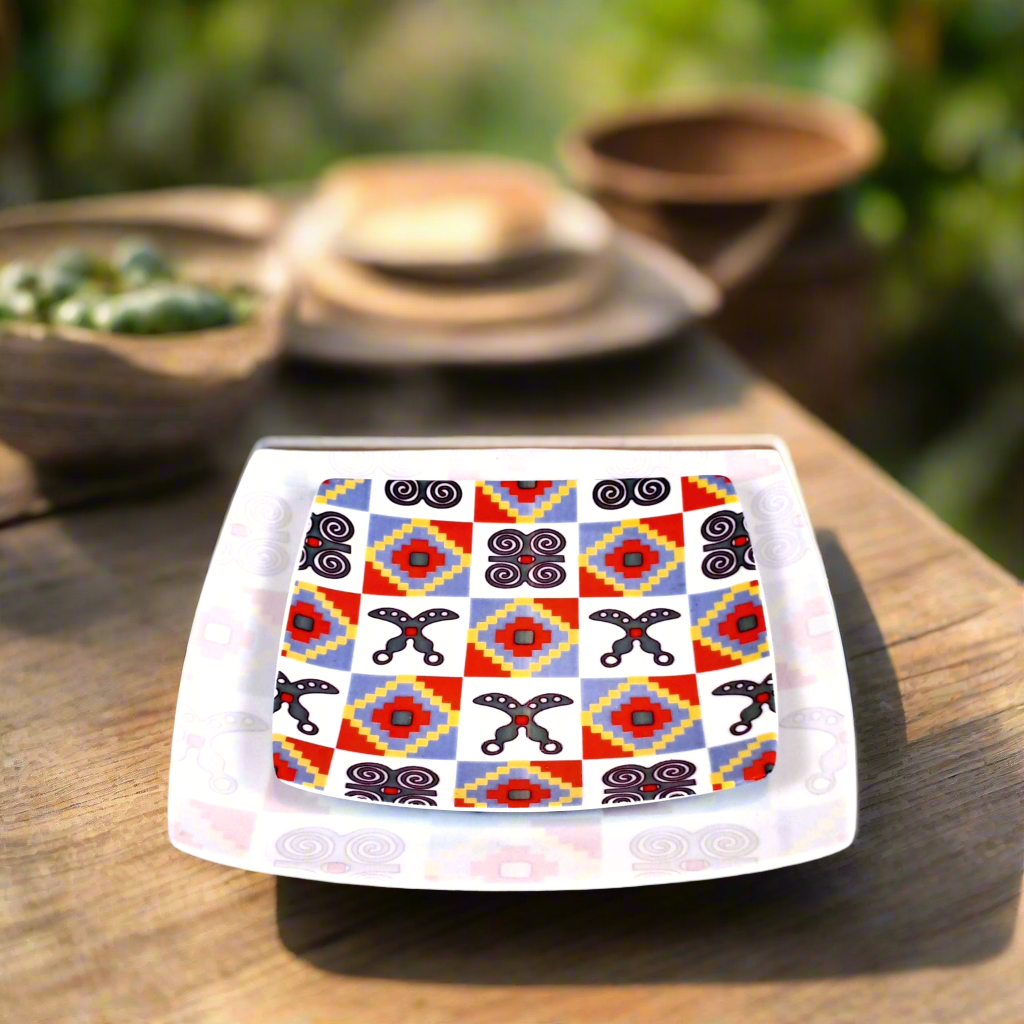 Coffret d'assiettes en porcelaine Française fabriquées à la demande avec  carrées motif plein traditions d'Afrique "Adinkra" du Ghana et de Côtes d'Ivoire dans coffret de 12