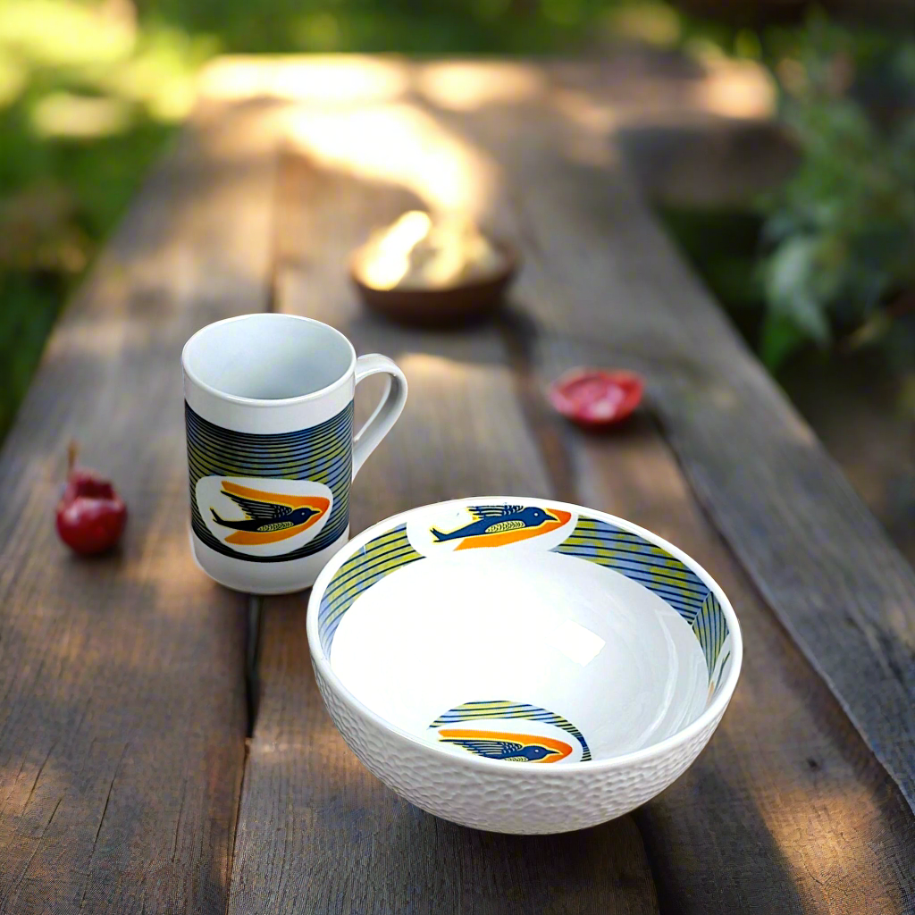 Coffret petit déjeuner en porcelaine fine française, orné d’un  motif anneau WAX "hirondelles"  composé d'une petite assiette, d'un grand bol et d'un MUG, présentés dans une boîte prestige.