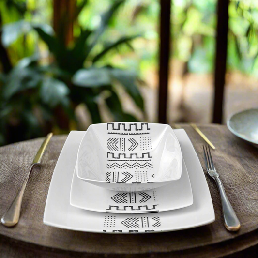 Coffret d'assiettes carrées en porcelaine fine Française fabriquées à la demande avec motif bande ethnique d'Afrique "#kente ou Kita" 2 du Ghana et Togo, présenté dans un coffret de 6 assiettes.