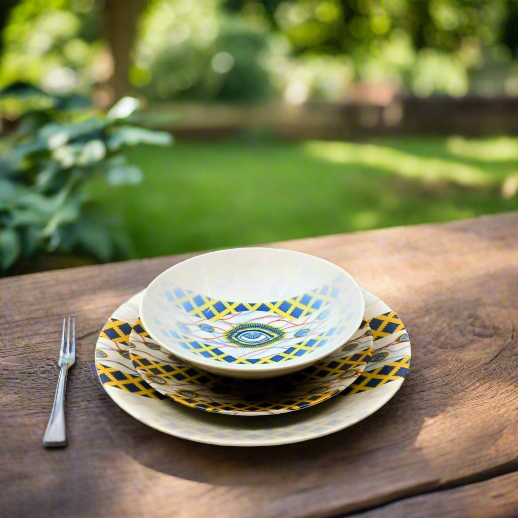 Coffret d'assiettes rondes en porcelaine fine Française fabriquées à la demande avec  motif plein WAX d'afrique "Oeil de ma co-épouse" dans coffret de 6