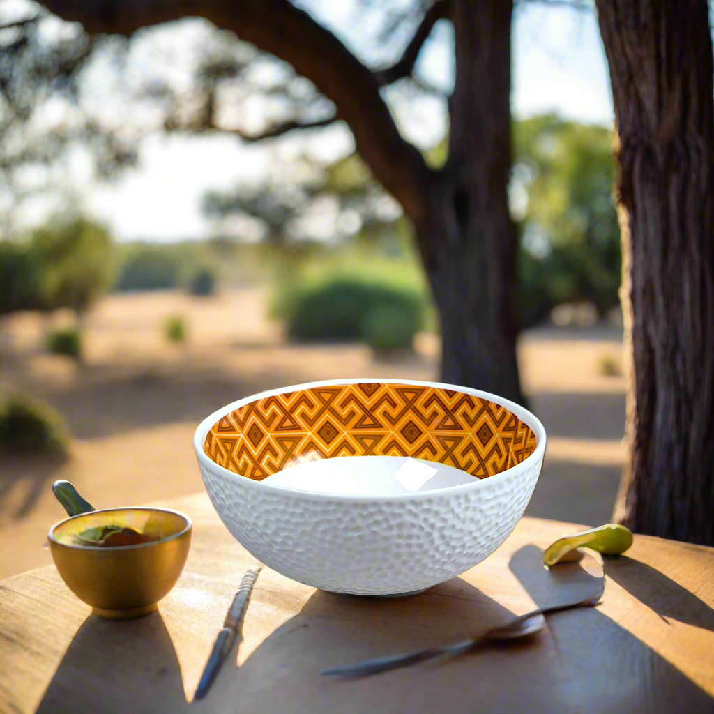Coffret petit déjeuner en porcelaine fine française, orné d’un  motif bande ethnique d'Afrique "#Ntshak (du peuple Kuba Ethnie shouwa du Congo) composé d'une petite assiette, d'un grand bol et d'un MUG, présentés dans une boîte prestige.