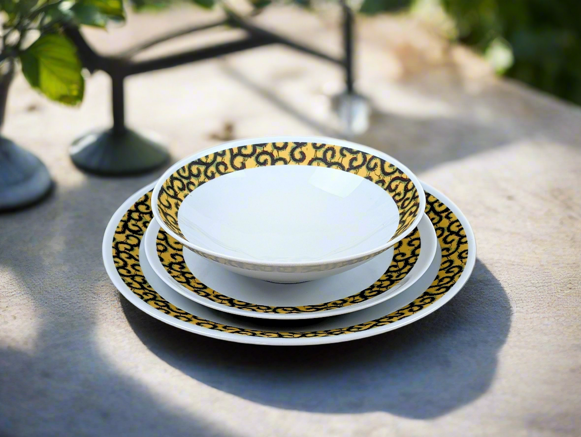 Coffret d'assiettes rondes en porcelaine fine Française fabriquées à la demande avec motif anneaux fins WAX d'afrique "Macaroni ou Conseiller" jaune dans coffret de 6 assiettes.