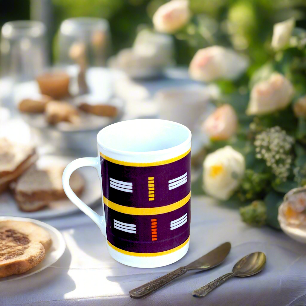 Coffret petit déjeuner en porcelaine fine française, orné d’un motif Baoulé de Côte d’Ivoire, composé d'une petite assiette, d'un grand bol et d'un MUG, présentés dans une boîte prestige.